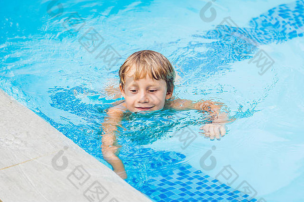 游泳池上的活动，孩子们在水中游泳和玩耍，快乐和夏日时光
