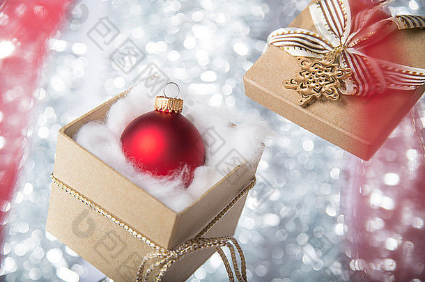 打开带有圣诞球、丝带和蝴蝶结的礼品盒