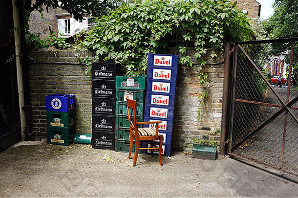 一家英国酒吧外的比利时啤酒盒。