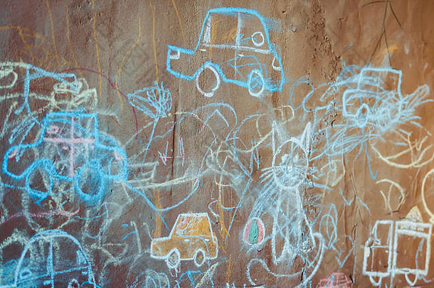 墙上有彩色蜡笔的婴儿画。儿童作品。抽象素描背景。