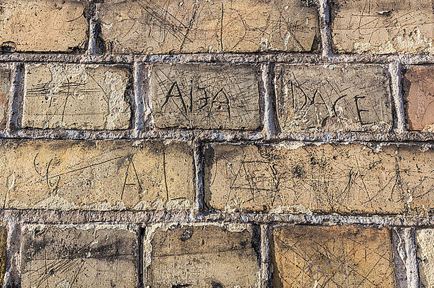 女孩的名字刻有古老的复古砖墙面上的城市街<strong>道字</strong>母特写纹理背景版权空间