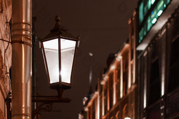 老式壁灯城市建筑。古老的历史街灯照明