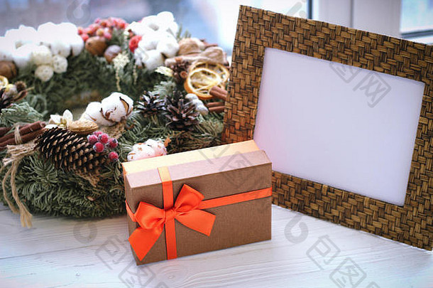 白色窗台上的桌面相框、圣诞花环和礼品盒