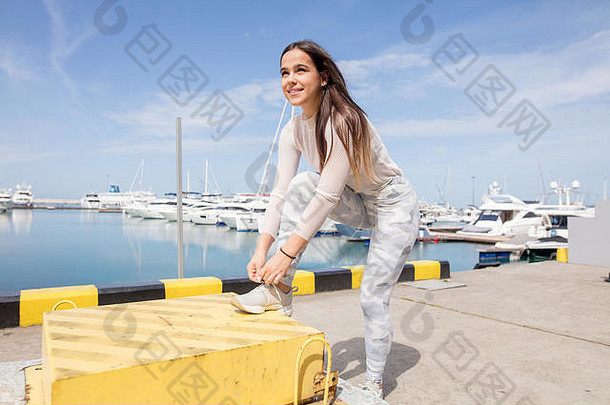 年轻的强大的女人运动服装plyometric练习码头