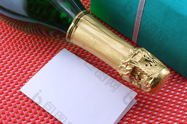瓶香槟绿色礼物盒子