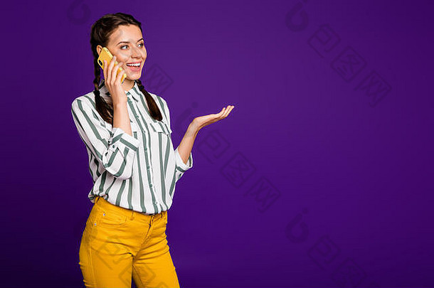 照片中美丽的女士拿着电话在耳边说话朋友们兴奋积极的心情假期穿条纹衬衫黄色裤子