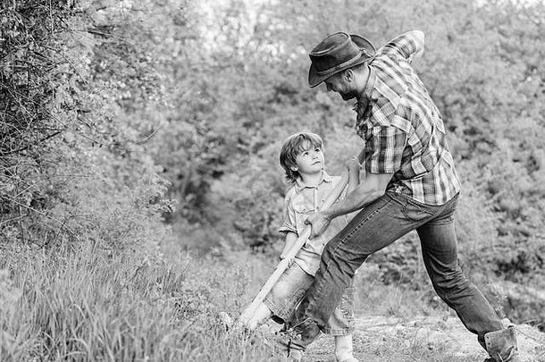 男孩父亲铲珍宝快乐童年冒险狩猎珍宝助手花园可爱的孩子自然有趣的牛仔爸爸找到珍宝