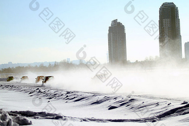 莫斯科，俄罗斯，2010年：第21届传统比赛明星扎鲁利姆在图希诺的冰路上。