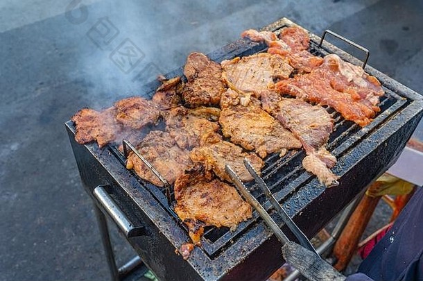 木炭锅烤腌猪排肉