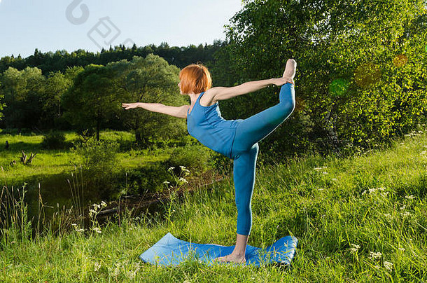 红女人练习健身瑜伽
