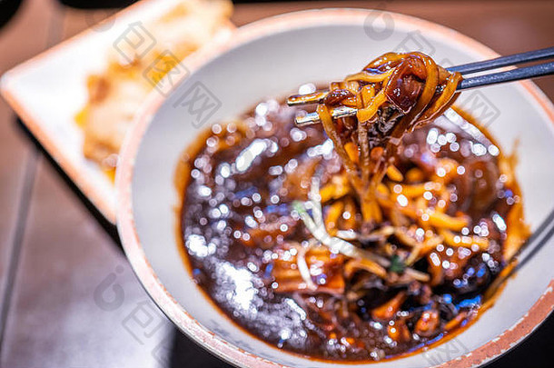 jajangmyeonjjajangmyeon炸酱汁面条美味的朝鲜文传统的面条厨房韩国黑色的豆粘贴酱汁关闭复制空间