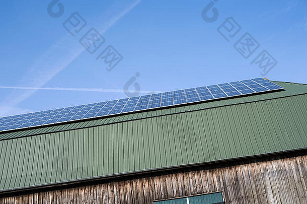 谷仓上的太阳能电池板
