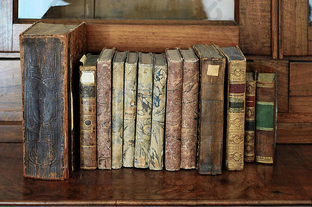 书架上一排非常旧的书