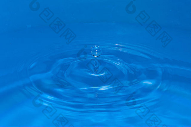 由下落的水滴产生的圆形水波，水滴在顶部反弹