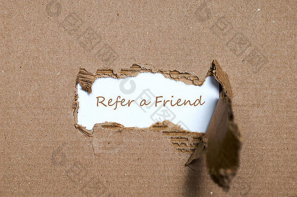 这个词指出现在撕破的纸后面的朋友。