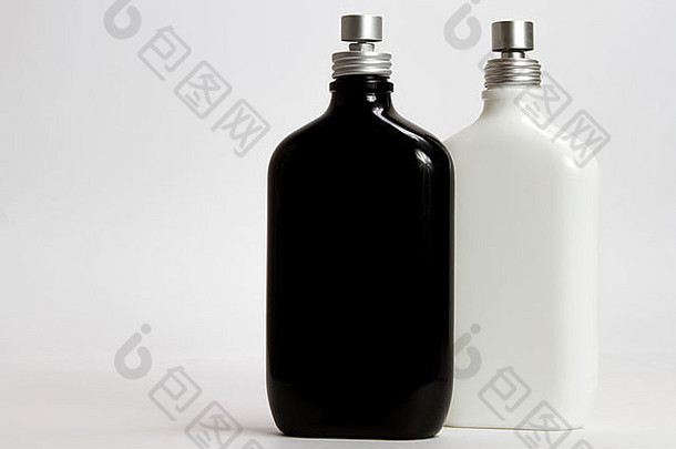两瓶香水，喷在白色背景上