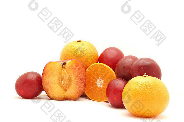 白色背景上的水果