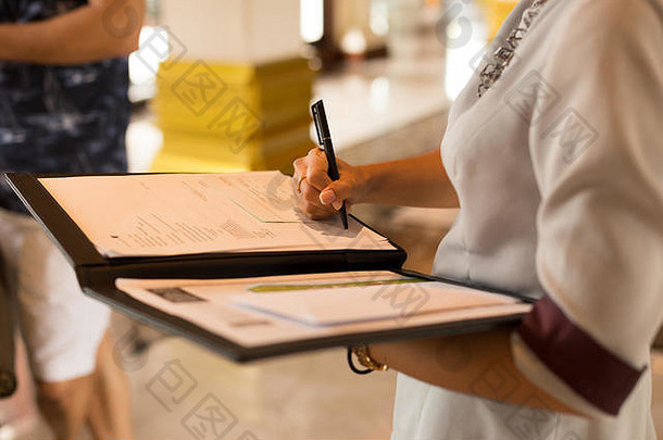 接待员在酒店填写登记表。