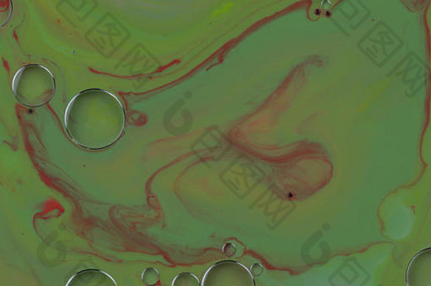 奇妙的结构，五颜六色的泡泡。抽象彩色颜料。顶视图。用牛奶、肥皂和油漆在液体中起泡。油面多色背景。宏