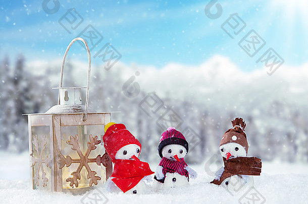寒假快乐的雪人，背景模糊。爱与团结的概念