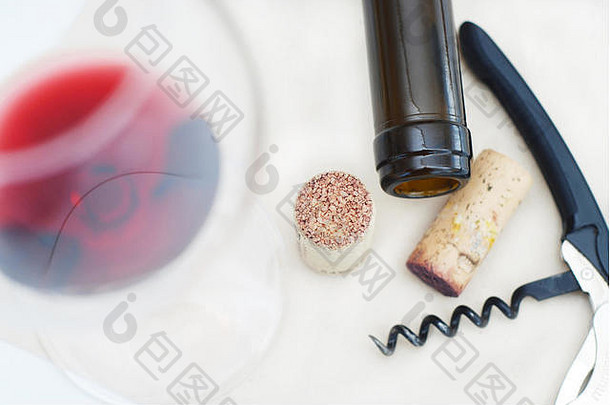 一杯红葡萄酒瓶塞螺旋式葡萄酒瓶盖镶嵌在白色顶视图上