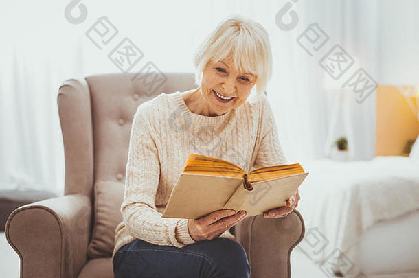 快乐成熟的女人读小说