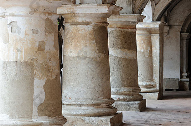 在废弃的拉斯卡布奇纳斯修道院中，由坚固的抗震柱子组成的柱廊。安提瓜危地马拉、危地马拉共和国