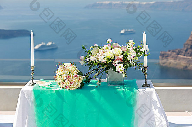 海滩上婚礼的桌子和装饰品。希腊，圣托里尼。
