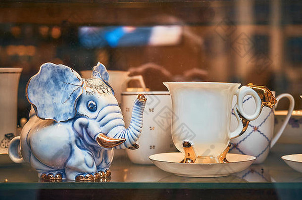 通过纪念品商<strong>店</strong>的玻璃陈列柜拍摄的美丽瓷器玩具。