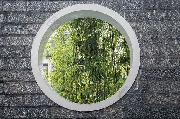 竹子叶子大圆窗口石头人行道上墙浦东区上海中国