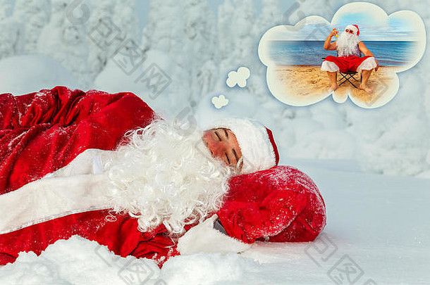 疲惫的圣诞老人正在雪林中睡觉。他梦想着大海和海滩。