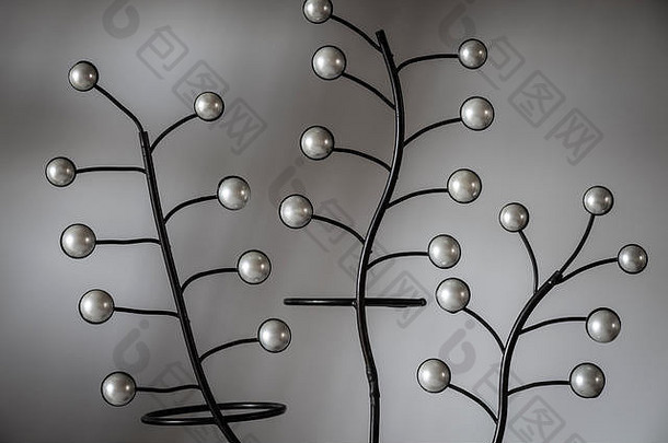 家用金属装饰图案，以树枝的形式出现。