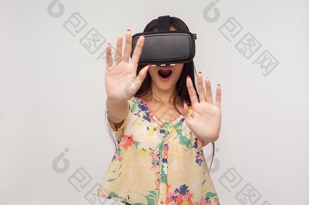 惊讶很高兴女人眼镜站提高了手掌玩视频游戏哇经历兴奋情绪虚拟