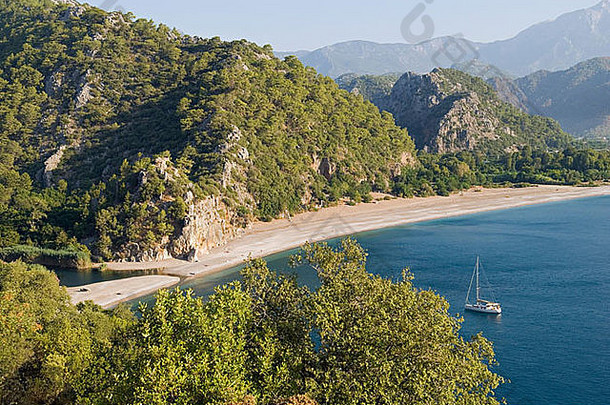 从土耳其安塔利亚古奥林波斯遗址鸟瞰西里海滩。