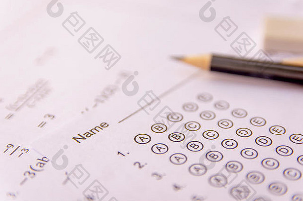 答案纸上的铅笔和橡皮擦或标准化考试表格上的答案冒着气泡。选择题答卷