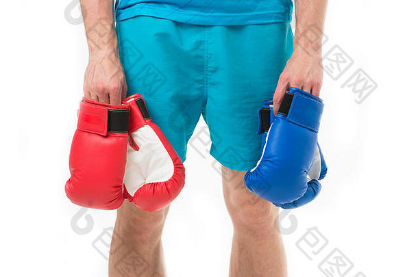 男子拳击手手中的拳击手套。拳击手套。运动时尚搭配红色和蓝色拳击手套。拳击概念，男子拳击手手持手套。准备战斗