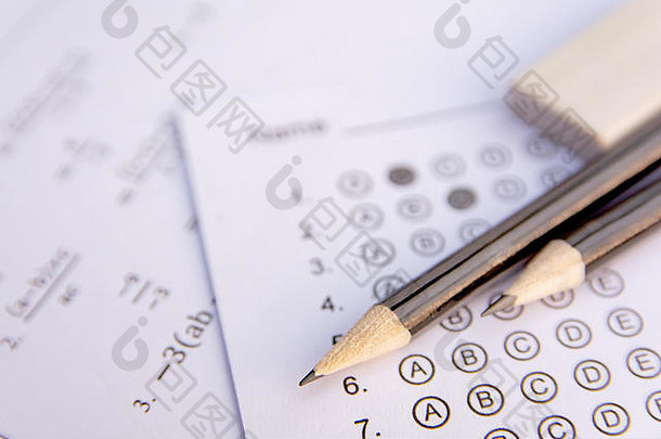 答案纸上的铅笔和橡皮擦或标准化考试表格上的答案冒着气泡。<strong>选择题</strong>答卷