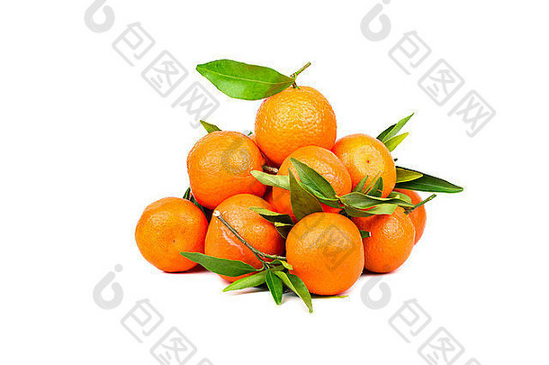 一堆白色背景上有叶子的新鲜橘子