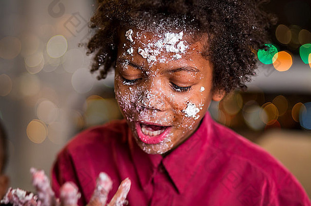 孩子的脸被蛋糕弄脏了。