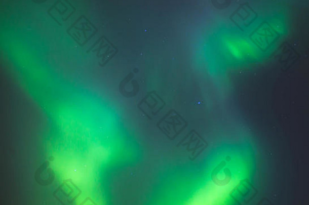 南卡罗来纳州挪威夜空中的极光，也被称为北极光，这张美丽的图片展现了巨大的多彩绿色活力的北极光