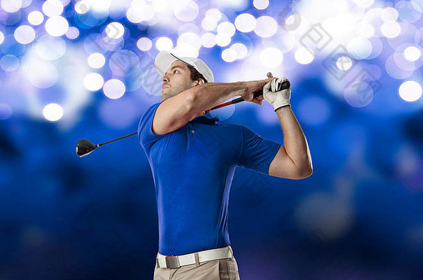 身穿蓝色球衣、在蓝色灯光背景下挥杆的高尔夫球员。