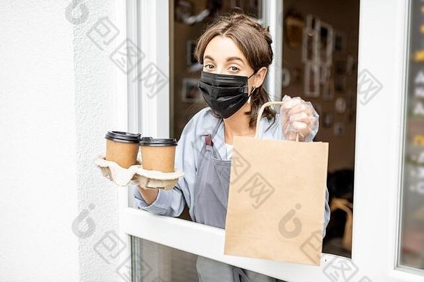 肖像咖啡馆小商店女工人保护面具窗口食物咖啡概念业务工作流感大流行