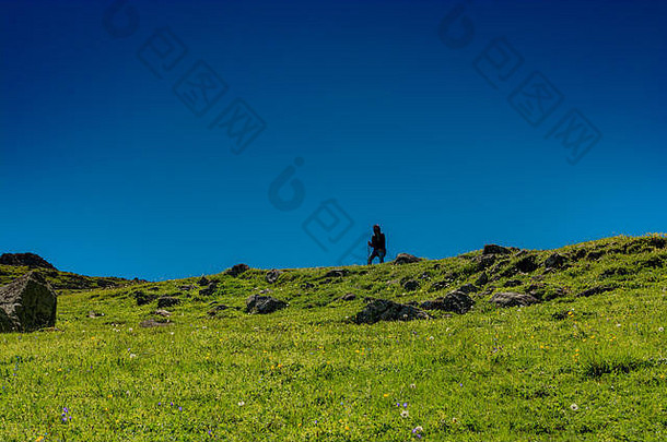 背着背包和登山杖在土耳其高地行走的徒步旅行者