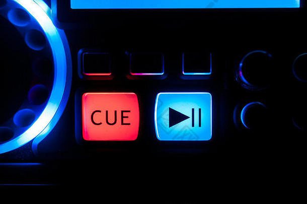 录音机、音响设备上的蓝色和红色按钮。