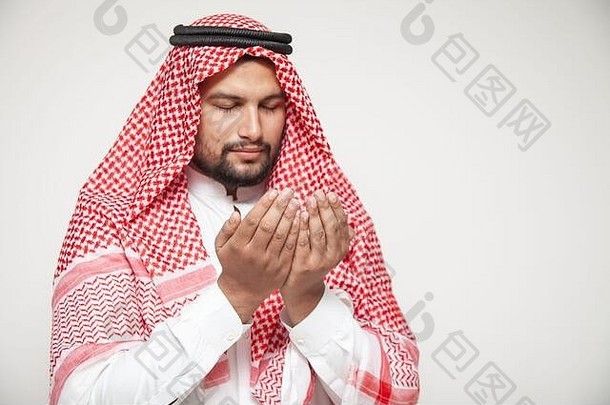 戴冠冕病毒面具祈祷的阿拉伯男子