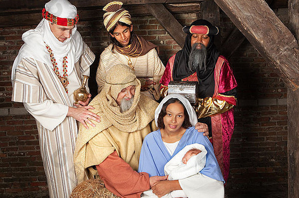 在一个中世纪的谷仓里重现了圣诞节耶稣诞生的现场场景