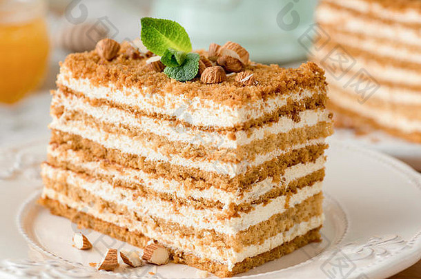 白色盘子上的蜂蜜蛋糕。分层蜂蜜蛋糕。特写镜头