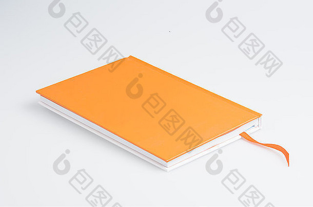 白色背景上的橙色笔记本
