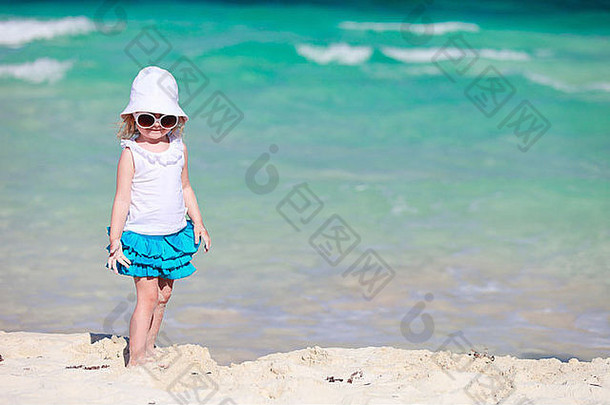 海滩上可爱的小女孩