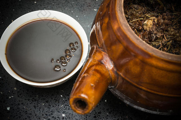碗中国人Herbal茶搪瓷能草本植物附近的